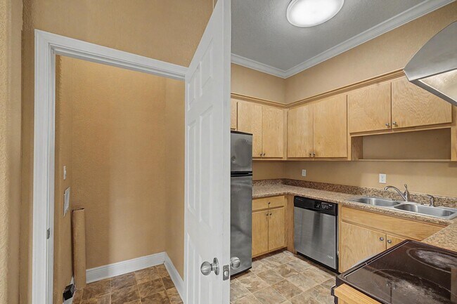 Building Photo - 542 S 72nd Ave