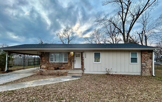 Building Photo - 1008 S Mill St