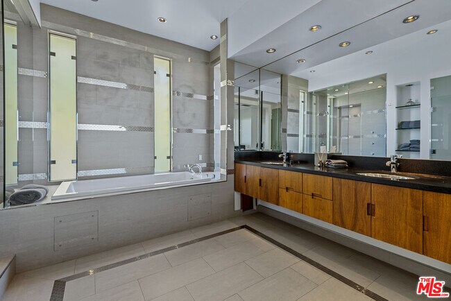 Building Photo - 1764 Viewmont Dr