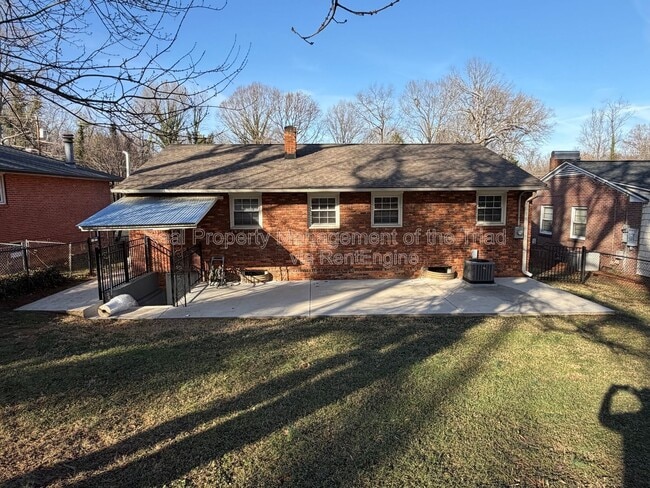 Building Photo - 2748 Lyndhurst Ave