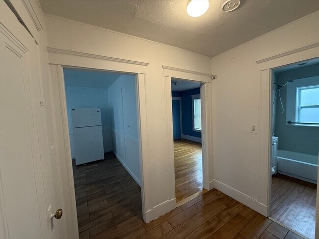 Building Photo - 137 Mills St