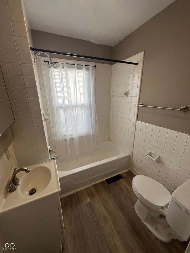 Building Photo - 896 N Gladstone Ave