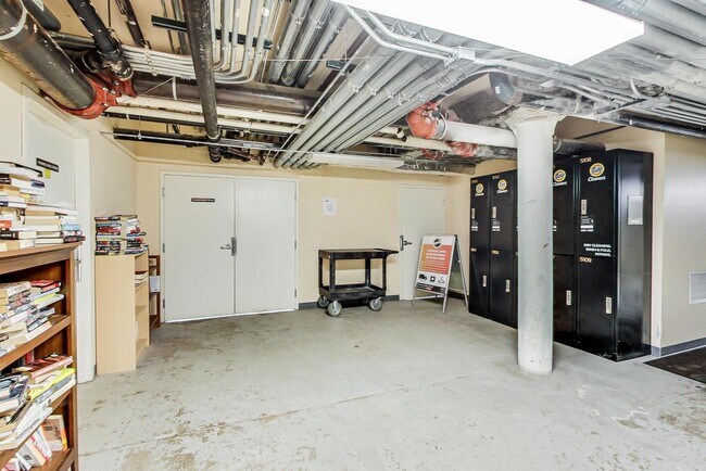 Building Photo - 420 S Clinton St