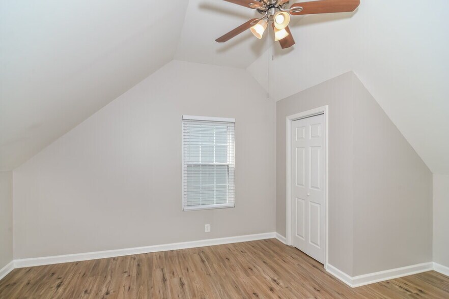 Building Photo - 3565 Mt View Ridge Dr