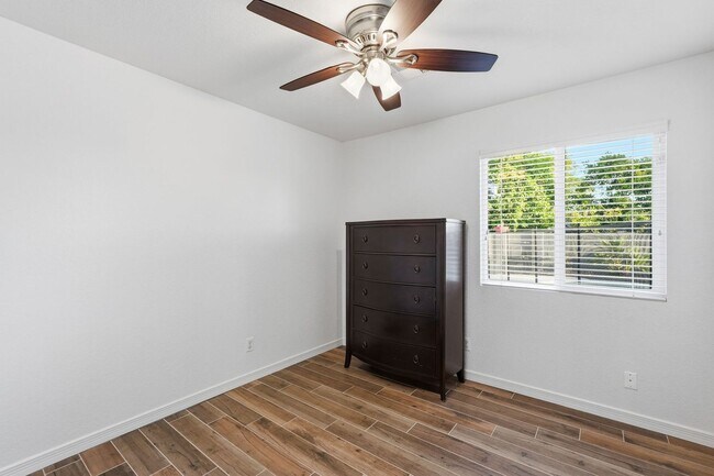 Building Photo - 4 Bed Home in Scottsdale Quarter!!