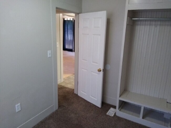 Building Photo - 3 Bedroom 2 Bath House