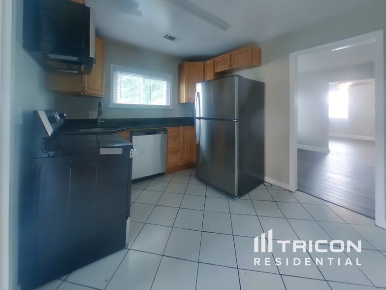 Building Photo - 3300 Maygreen Ave