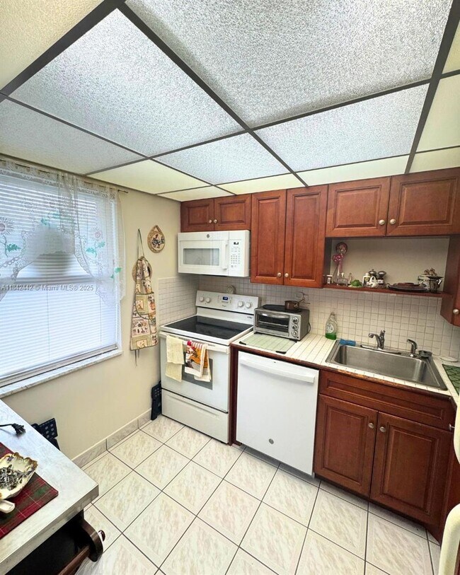 Building Photo - 7787 Golf Cir Dr