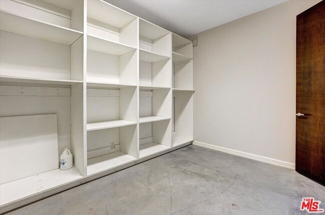 Building Photo - 3850 Rambla Orienta