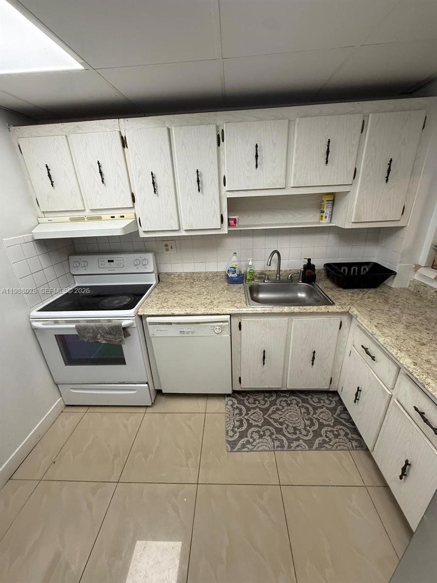 Building Photo - 220 SW 9th Ave