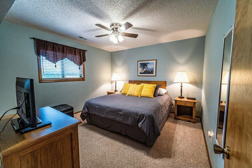 Building Photo - 5 Chandler Ln