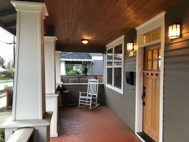 Building Photo - Modern craftsman 3+ bedroom, 3 ba home