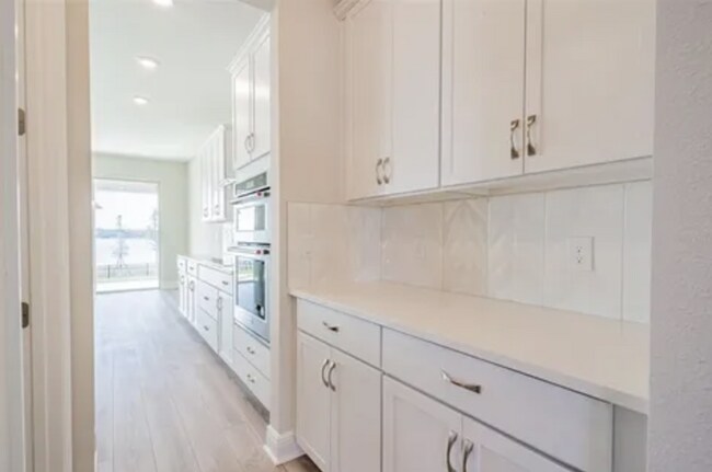 Building Photo - Stunning 5-Bedroom Executive Home with Lak...