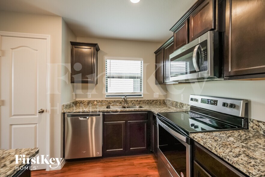 Building Photo - 1544 Swan Lake Cir