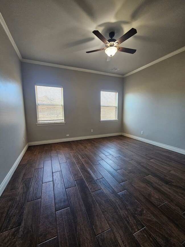 Building Photo - (2) Bed/(2.5) Bath Townhome in Gated Commu...