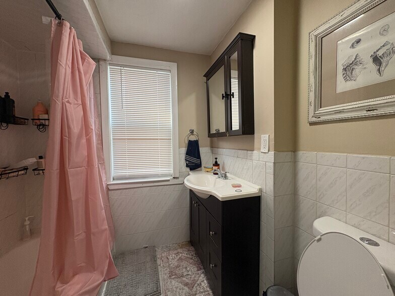 Building Photo - 72 Hillside St