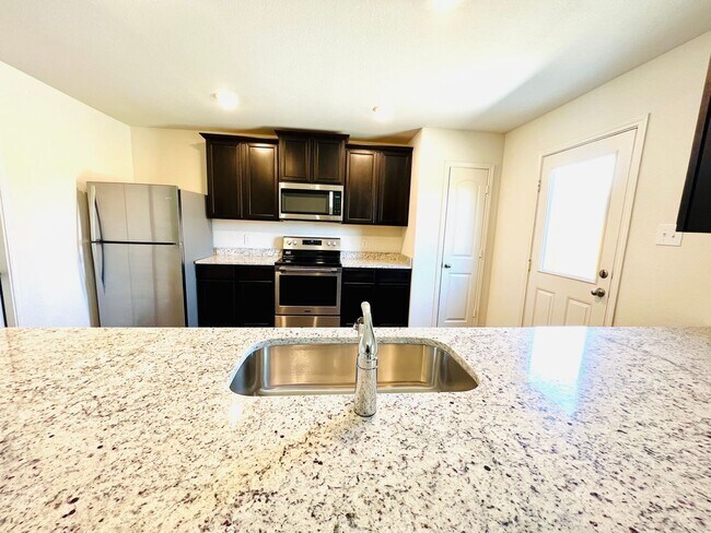 Building Photo - Gorgeous 3 bedroom | 2.5 bath home in great location!