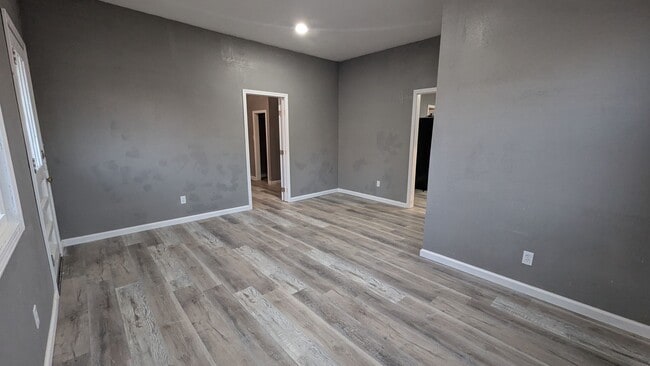 Building Photo - 410 E 6th St