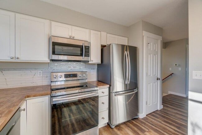 Building Photo - Updated 3 Bedroom, 1.5 Bathroom Duplex in ...