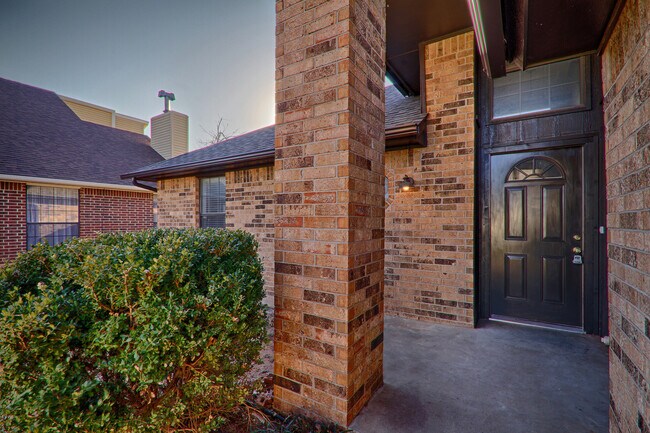 Building Photo - Beautiful house in Yukon 3 bed and 2 bath