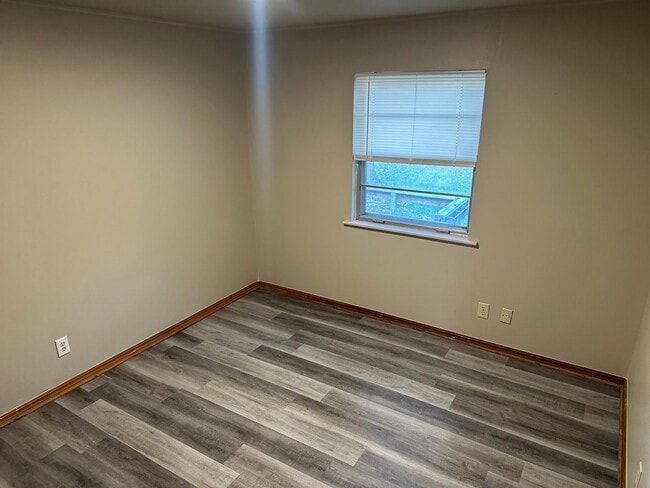 Building Photo - Available Now! 3-Bed, 1-Bath Home in central Springdale + Garage and Large, Fence-In Backyard!