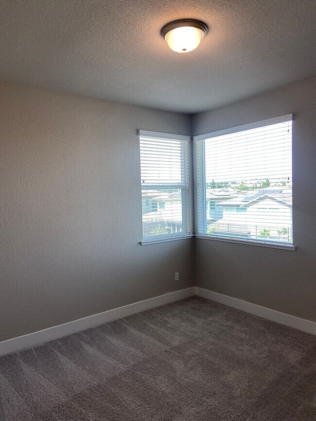 Building Photo - El Dorado Hills  - Saratoga Estates, Gated Community. 4 Bdrm, 3 Bath