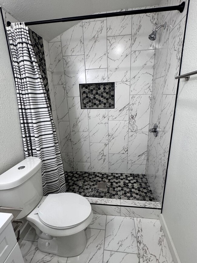 Building Photo - Beautiful 3 bed, 2 bath home with open lay...