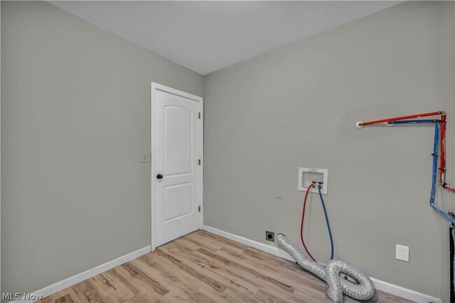 Building Photo - 3010 Daisy Ave