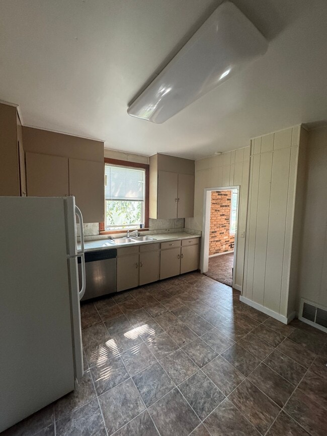 Building Photo - 408 W Elm St