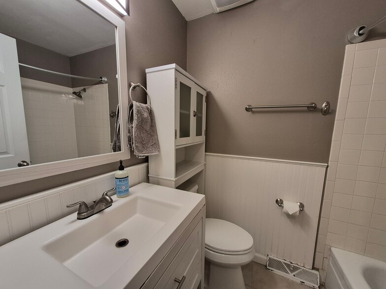 Upstairs full bath - 3788 Quail St