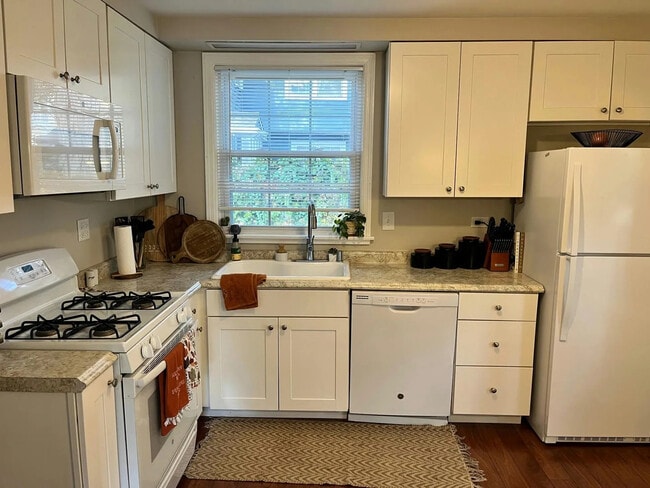 Building Photo - 203 E Oak Ave