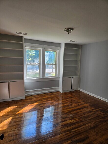 Building Photo - 409 9th St