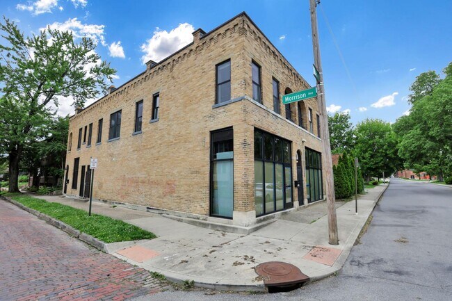 Building Photo - 1687 1/2 Oak St - 1687 1/2 Oak St