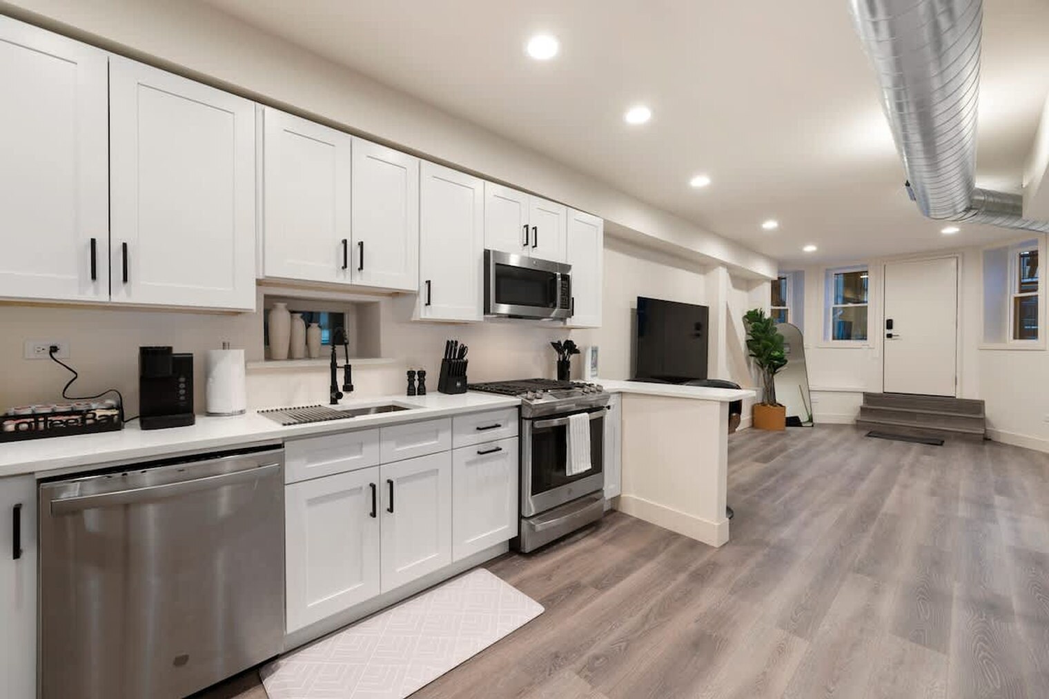 Building Photo - 1543 N Claremont Ave