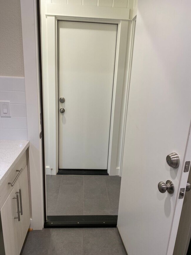 Building Photo - New Full Remodel Modern Alberta Arts Spaci...
