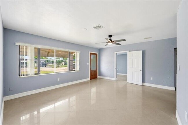 Building Photo - 740 E Evanston Cir