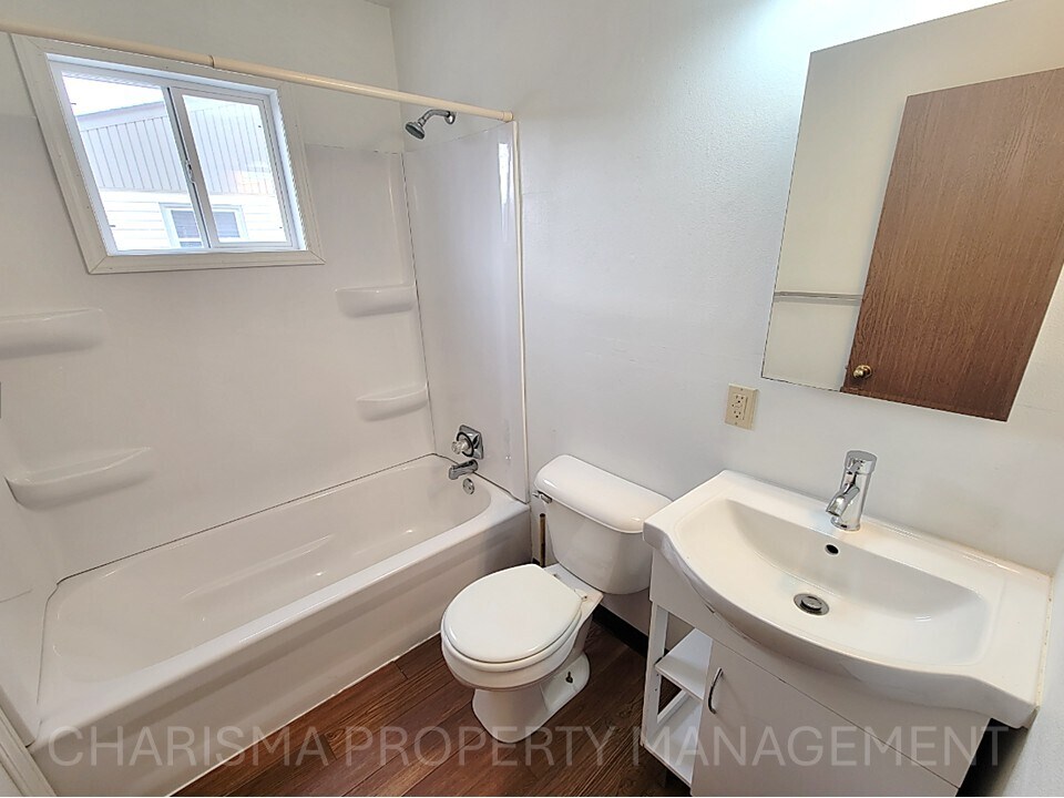 Building Photo - 1106 S Bahnson Ave