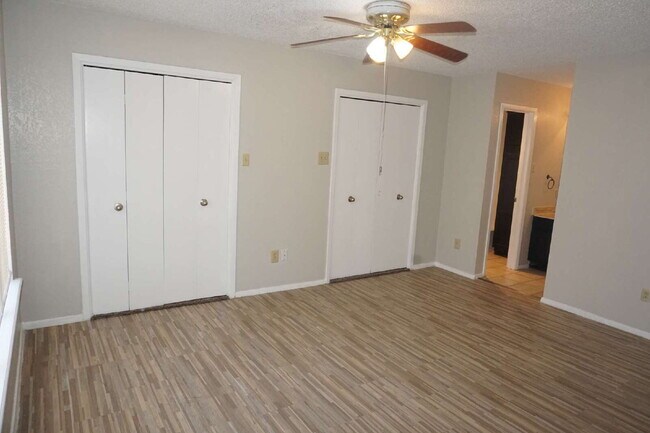 Building Photo - Spacious 2-Bed, 2-Bath Duplex!