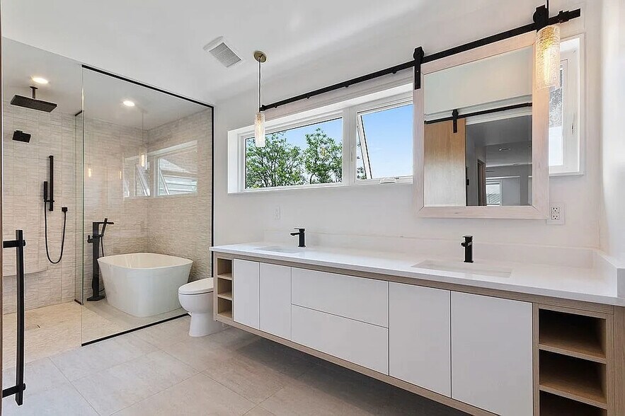 Master bathroom double sinks - 963 Tennyson St