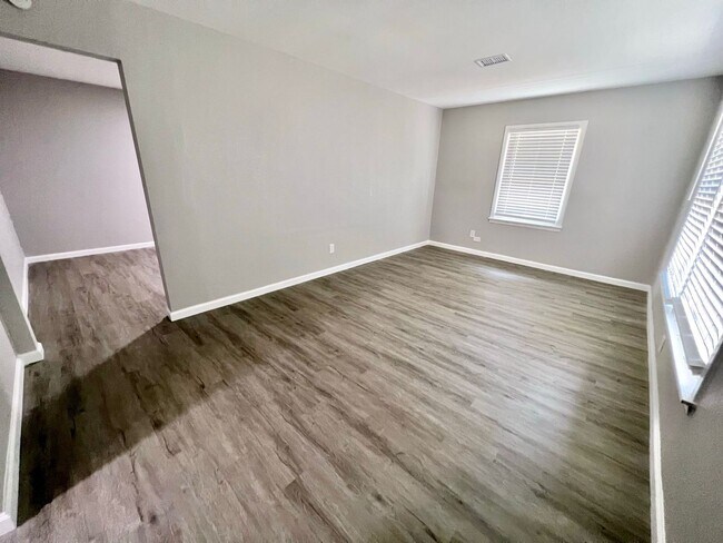 Building Photo - Newly Renovate 4 bedroom 2 bath Home in Li...
