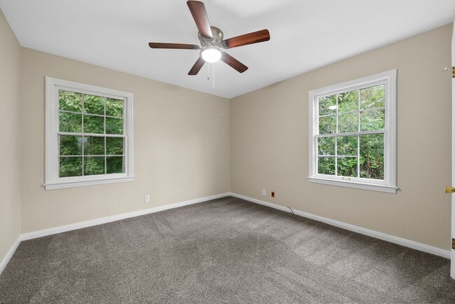 Building Photo - 2 Bedroom Home For Rent Near APSU!