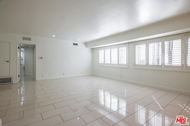 Building Photo - 148 S Reeves Dr