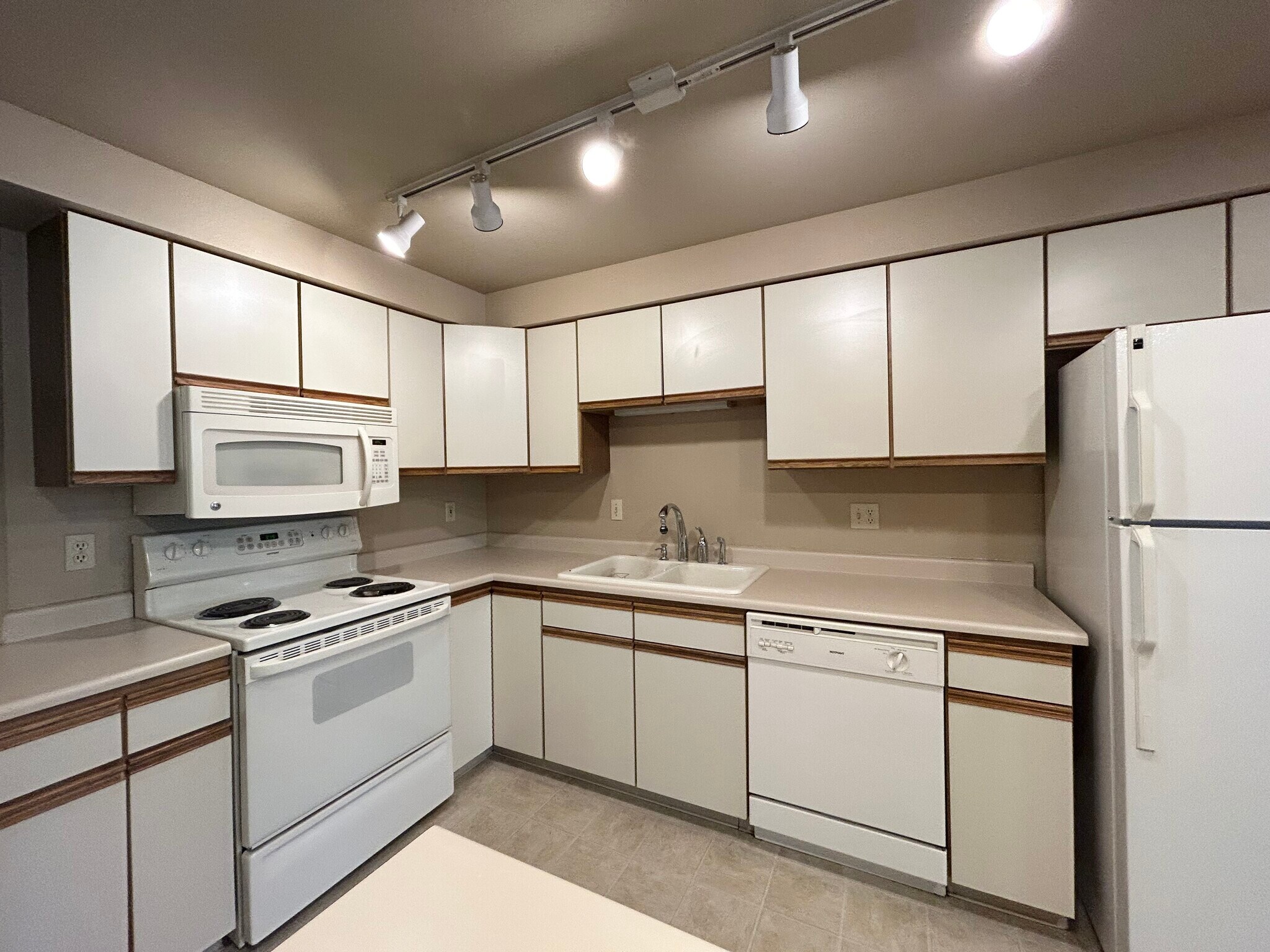 Building Photo - 3757 S Gekeler Ln