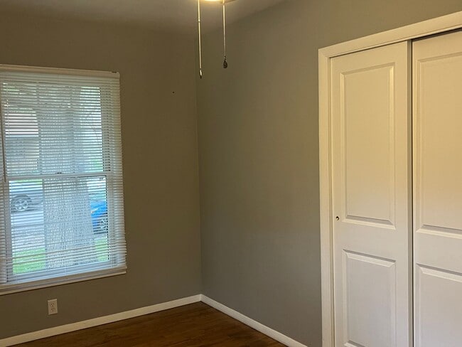 Building Photo - Spacious 4 BEDROOM 2 FULL BATHS PLENTY OF ...