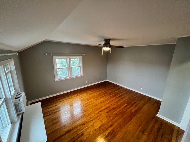 Livingroom - 40 Travis Ave