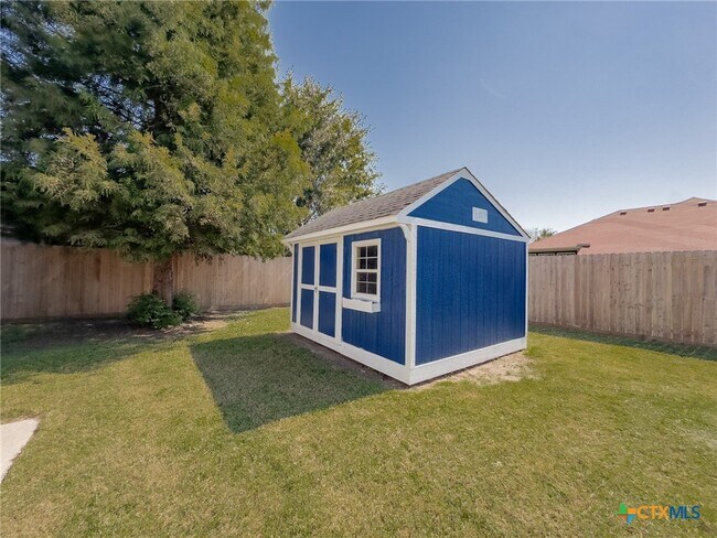 Building Photo - 111 Hackamore Ln