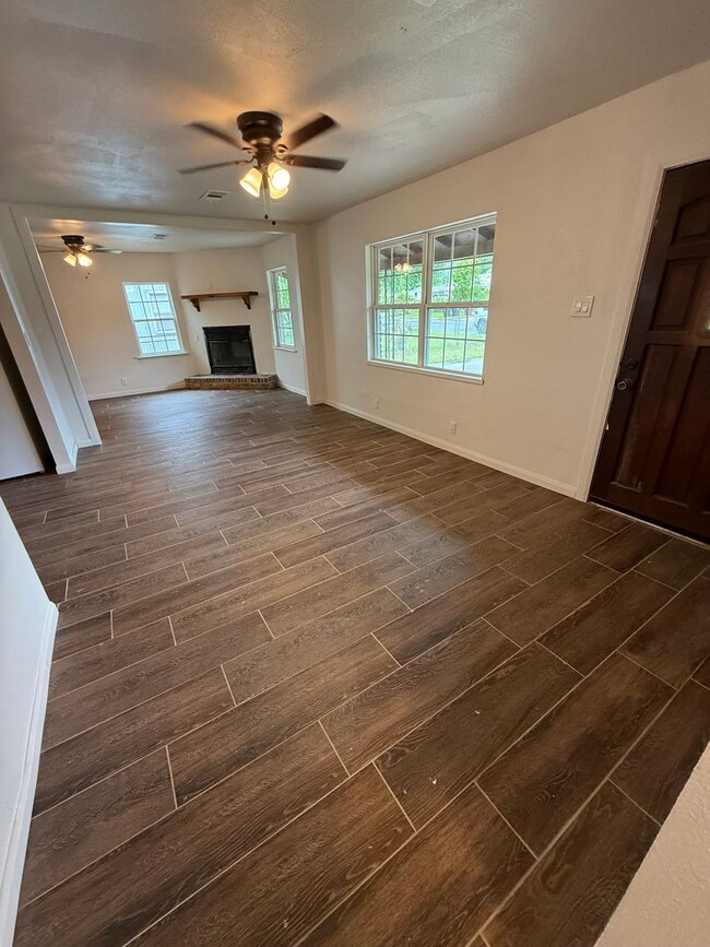Building Photo - 3 bed, 1 bath House.