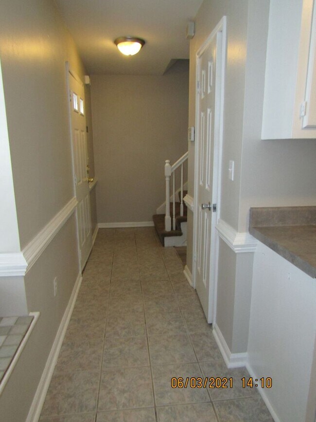 Building Photo - 17 Colonial Way