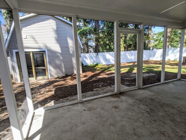 Building Photo - Lovely 3 Bedroom Rambler