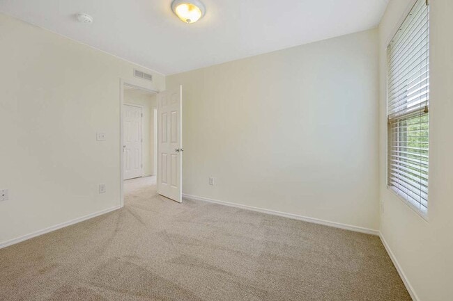 Building Photo - 3 Bedroom Open Concept with Enough Room fo...